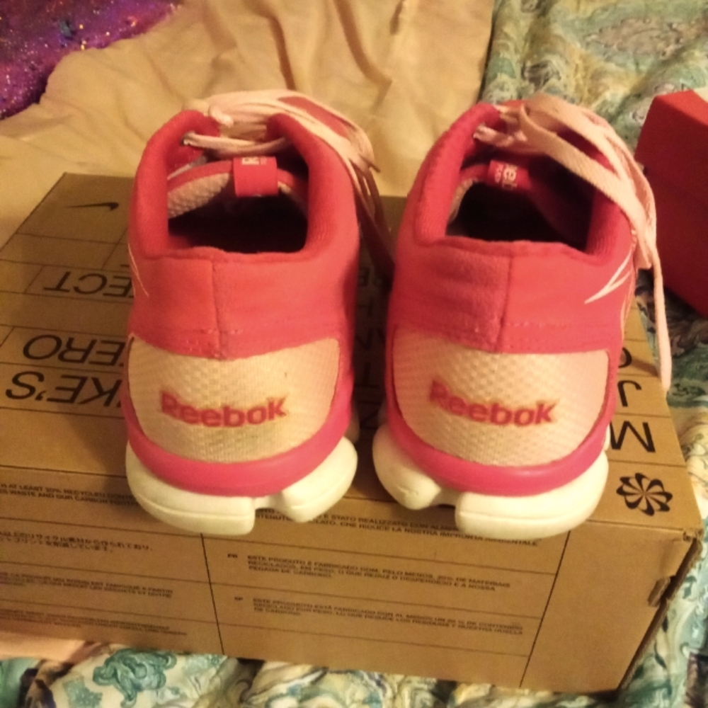 Lady's tennis shoes